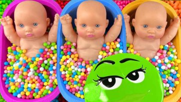 Learn Colors Fun with Baby Dolls and Bouncing Balls